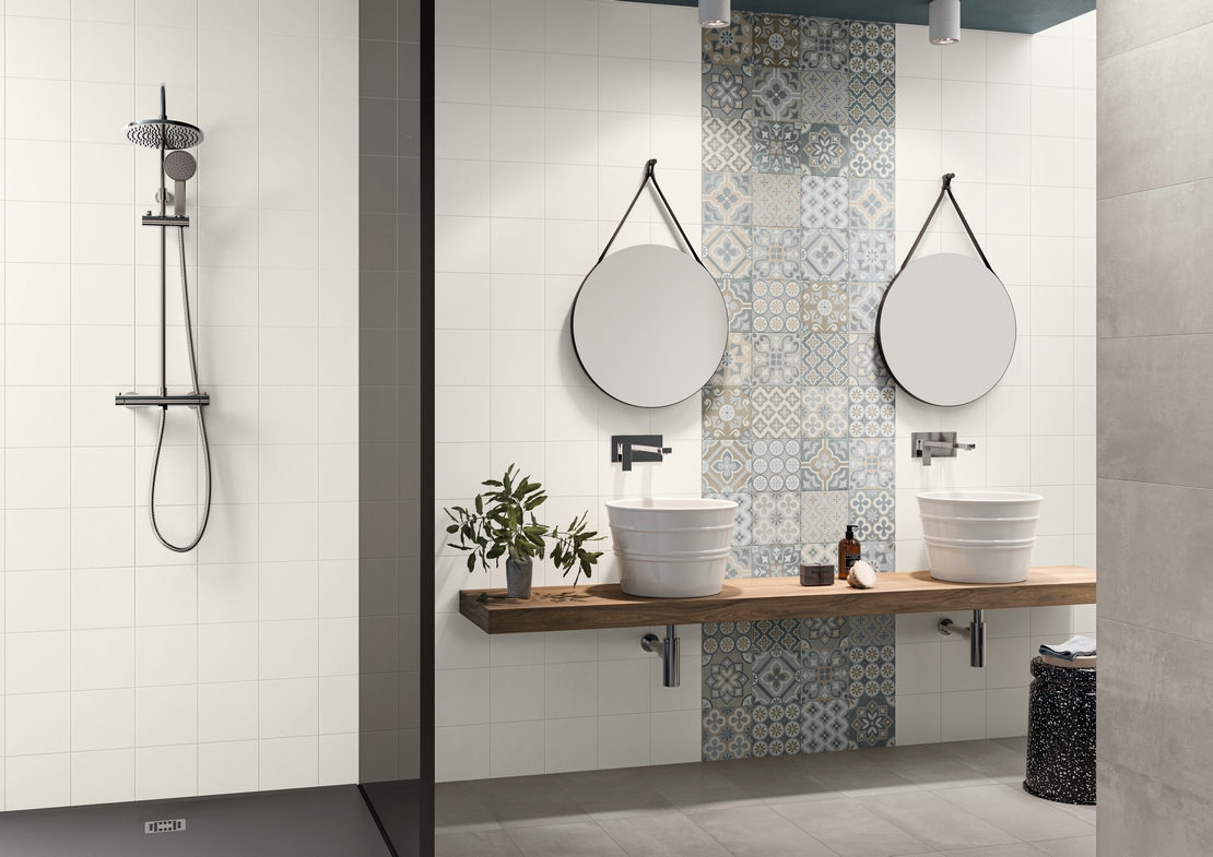 Salle de bains moderne avec douche. Carreaux de ciment bleus, ciment gris et blanc : un style minimaliste. - Inspirations Iperceramica