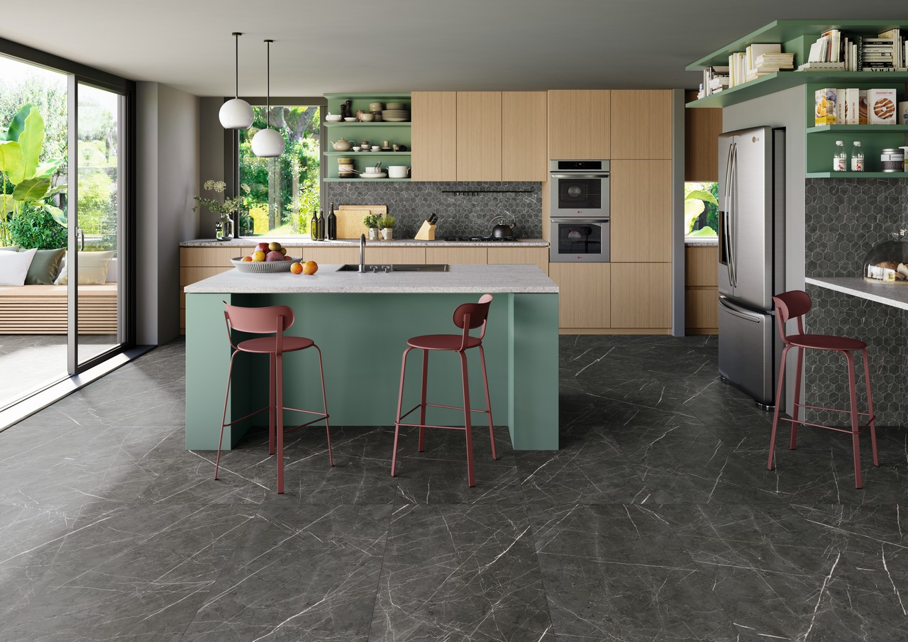 Cucina moderna con isola, pavimento in gres effetto marmo grigio - Ambienti Iperceramica