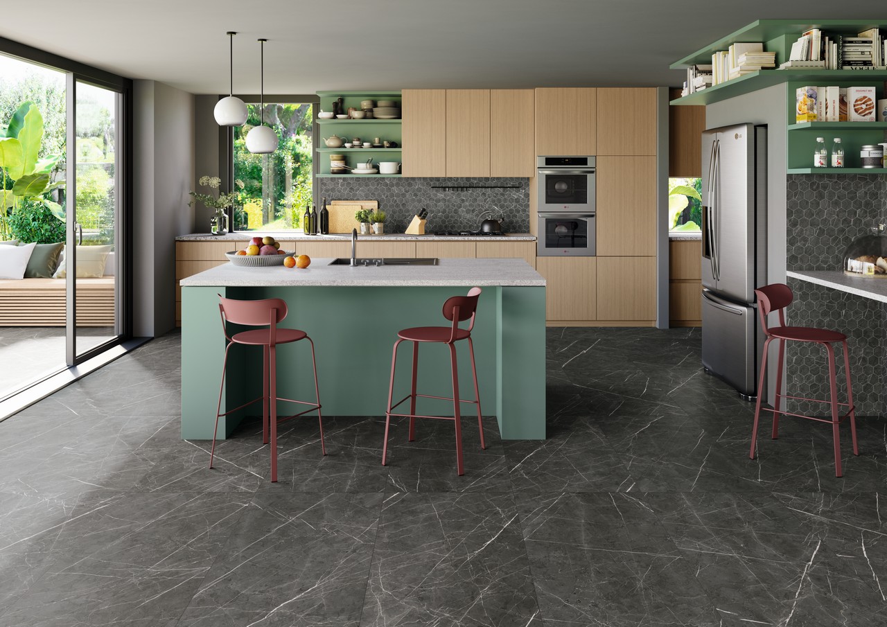 Cuisine moderne avec îlot central, sol en grès cérame imitation marbre gris. - Inspirations Iperceramica