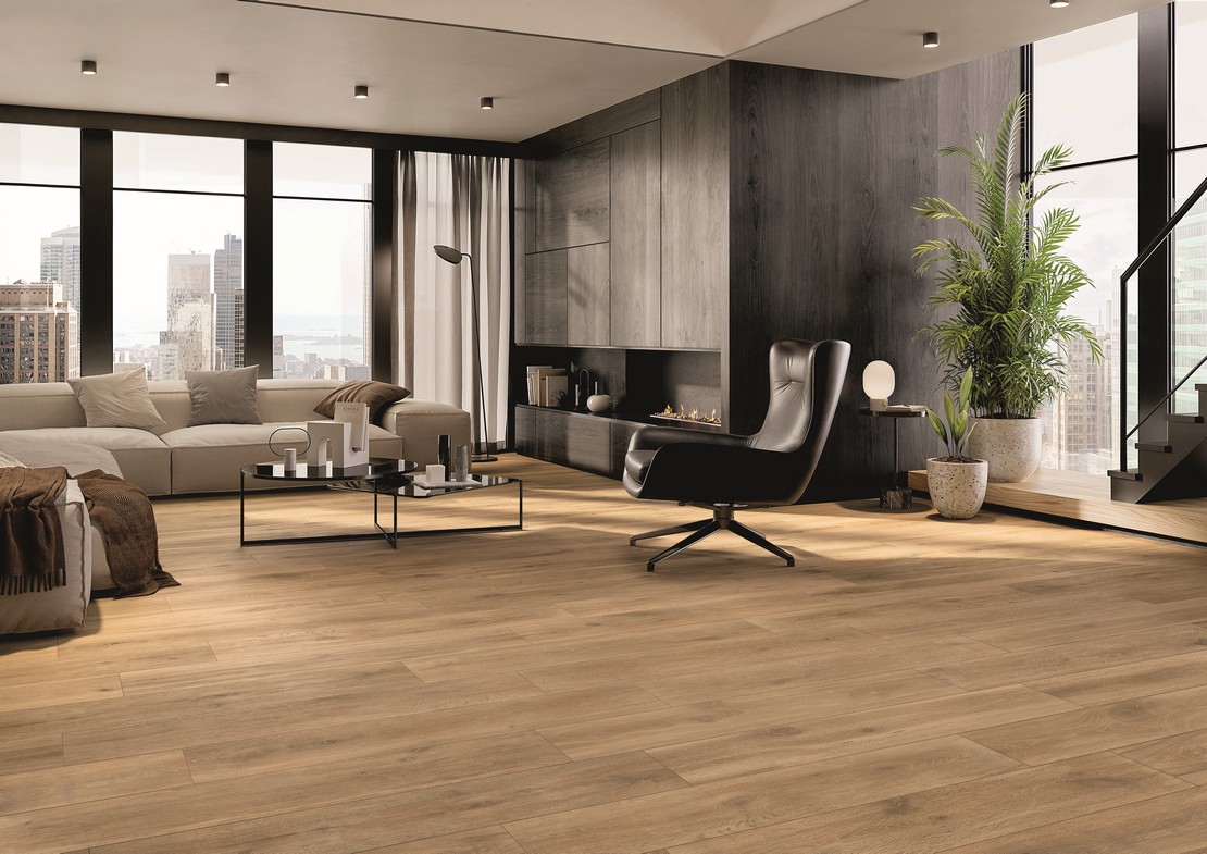 Séjour élégant avec cheminée et carrelage effet bois marron - Inspirations Iperceramica