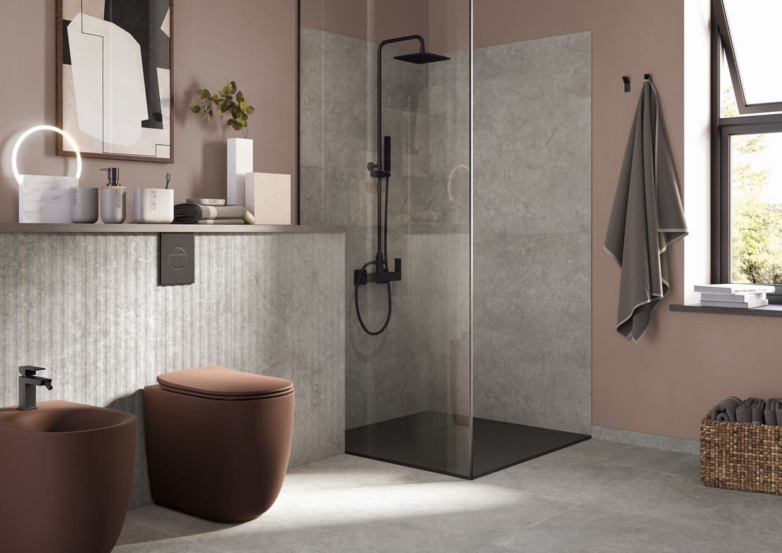 Bagno moderno piccolo con pavimento e rivestimento effetto pietra grigia - Ambienti Iperceramica