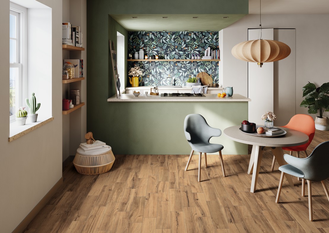 Cucina moderna lineare e colorata con rivestimento effetto carta da parati floreale - Ambienti Iperceramica