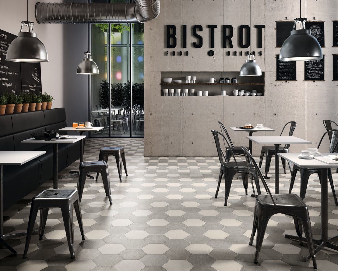 Ristorante in stile moderno industriale con pavimento esagonale e rivestimento effetto pietra - Ambienti Iperceramica