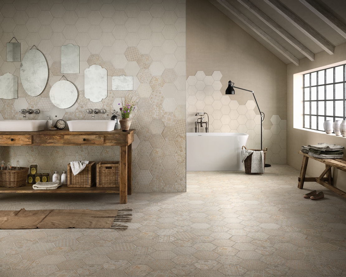 Bagno rustico con vasca in beige e bianco dal gusto vintage - Ambienti Iperceramica