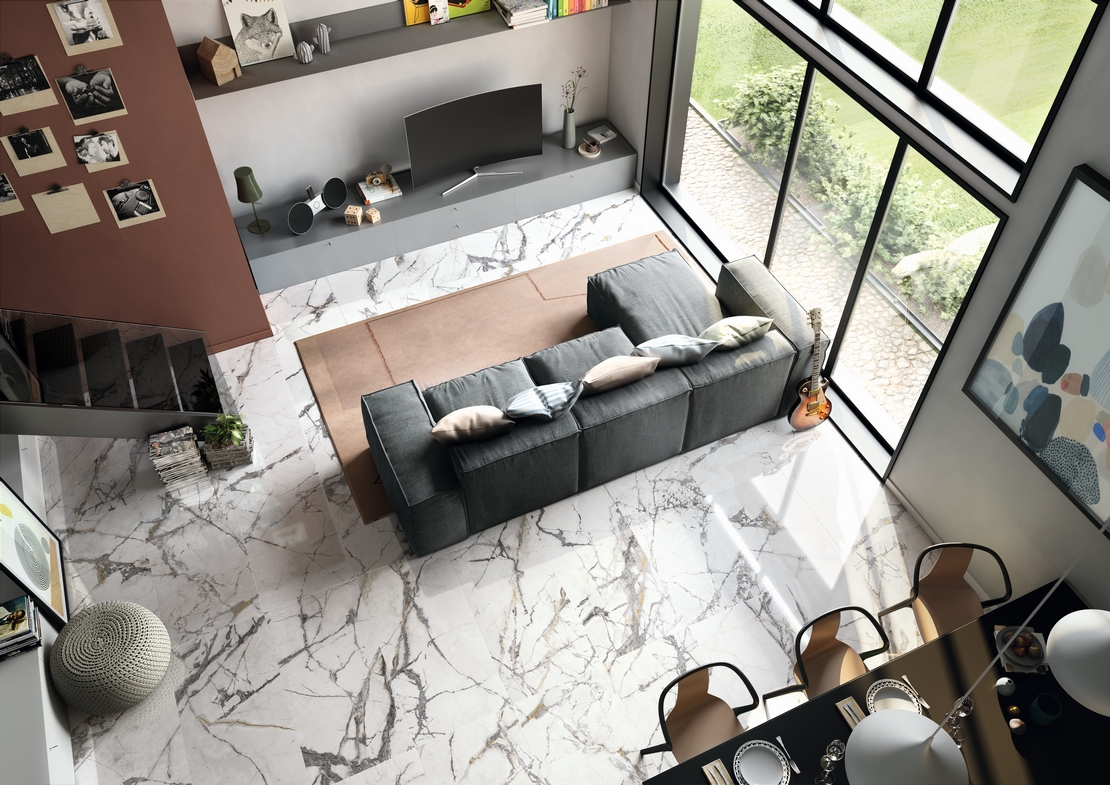 Soggiorno moderno open space, pavimento gres effetto marmo bianco elegante - Ambienti Iperceramica