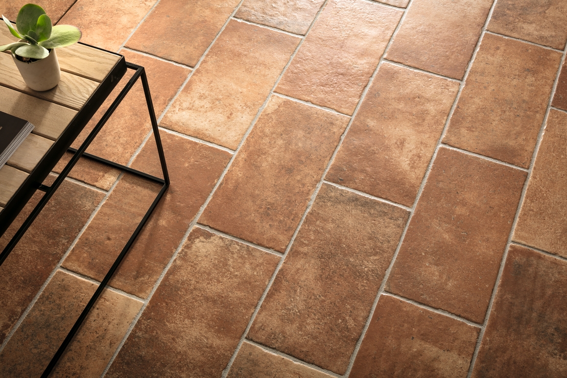 Séjour vintage : sol en grès cérame effet terre cuite vieillie rouge. - Inspirations Iperceramica