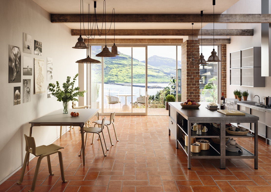 Klassische rustikale Küche mit Mauerwerk und Rottönen - Inspirationen Iperceramica