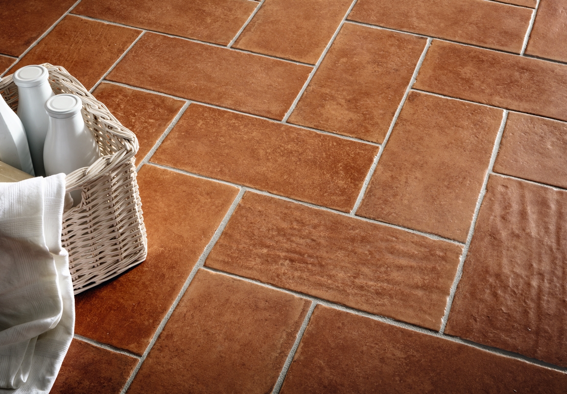 Rustikaler Säulengang mit Feinsteinzeug am Boden In Cotto-Optik in Rottönen - Inspirationen Iperceramica