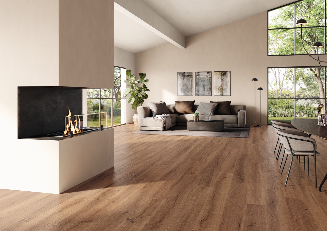 Soggiorno elegante sui toni del beige con soggiorno-con-camino e pavimento effetto legno - Ambienti Iperceramica