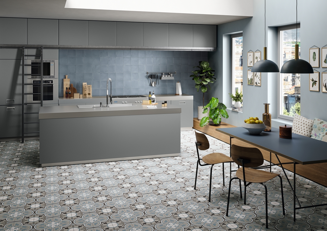Moderne Küche mit Kochinsel: Fliesen mit grauen und blauen Dekoren für einen Vintage-Touch - Inspirationen Iperceramica