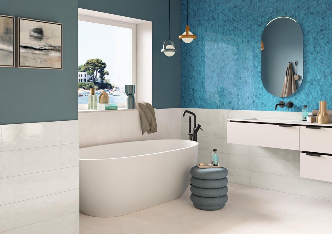 Salle de bains moderne de luxe avec baignoire et carrelage de couleur  - Inspirations Iperceramica