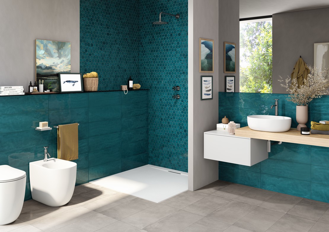Salle de bains moderne avec douche et carrelage coloré - Inspirations Iperceramica