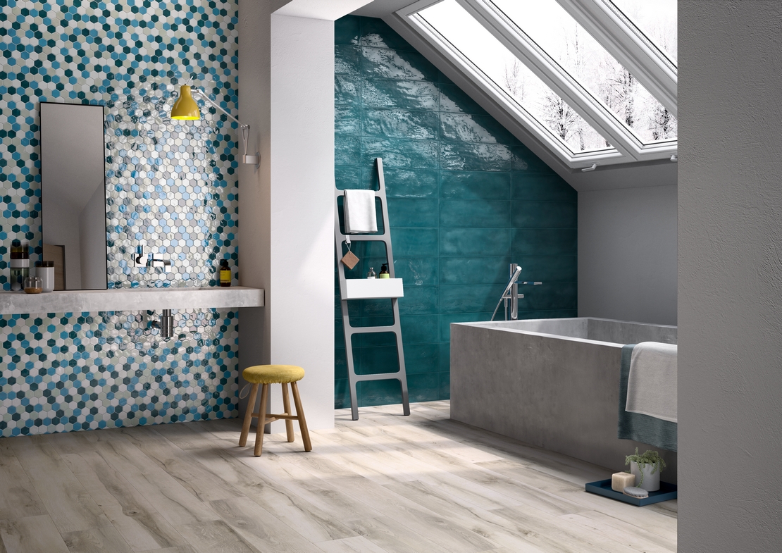 Bagno moderno "industrial". Vasca, effetto legno, rivestimento in bianco, blu e verde - Ambienti Iperceramica