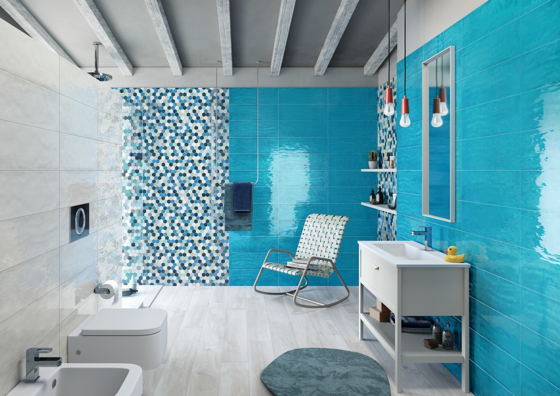 Bagno moderno colorato con doccia. Effetto legno, rivestimento bianco e turchese - Ambienti Iperceramica