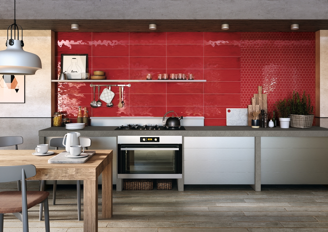 Moderne, rustikale Küche mit roten Wänden und Holzoptik-Bodenbelag - Inspirationen Iperceramica