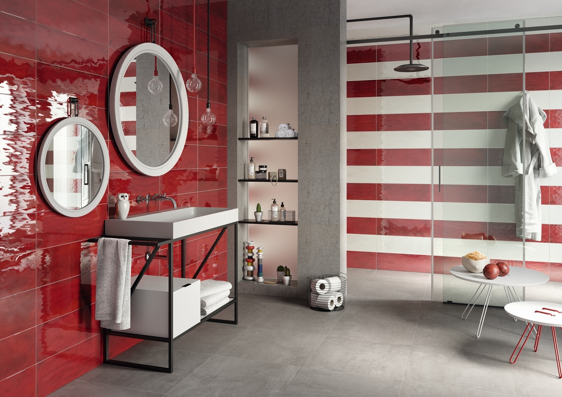 Bagno moderno "industrial". Doccia, cemento grigio, rivestimento in bianco e rosso - Ambienti Iperceramica