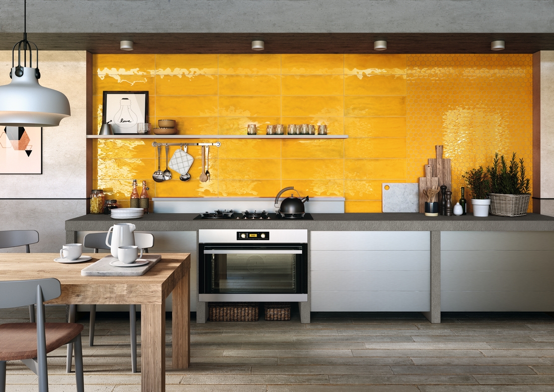 Cucina moderna rustica con rivestimento giallo e pavimento effetto legno - Ambienti Iperceramica