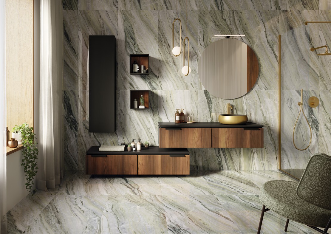 Bagno moderno con pavimento e rivestimento effetto marmo verde di lusso - Ambienti Iperceramica