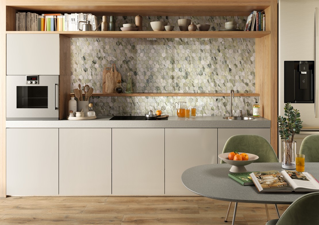 Cuisine moderne et linéaire avec crédence en mosaïque hexagonale effet marbre vert - Inspirations Iperceramica