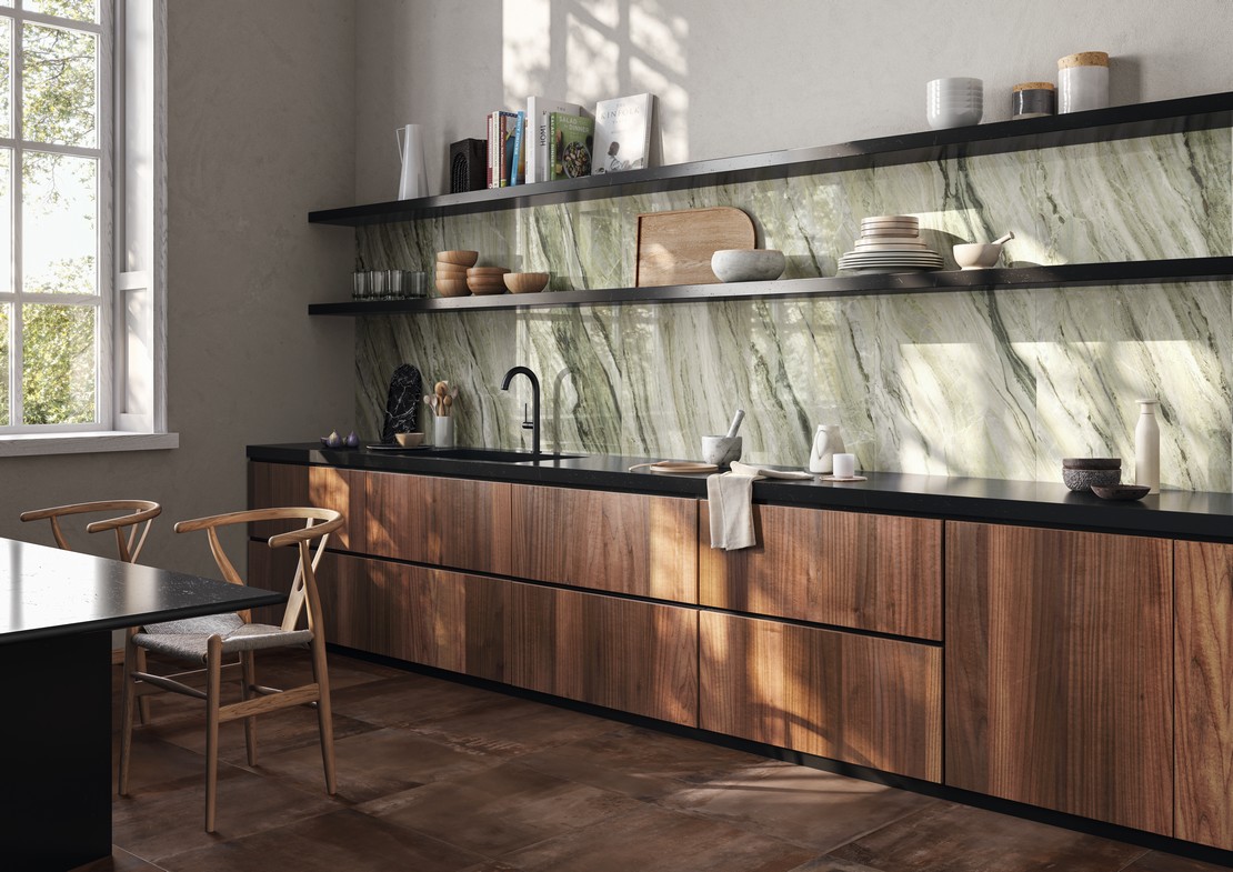 Cucina moderna lineare con rivestimento effetto marmo verde di lusso - Ambienti Iperceramica