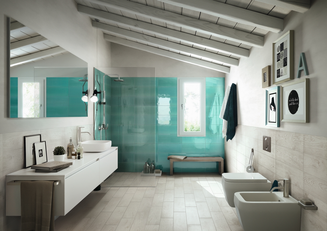 Salle de bains rustique moderne, avec douche. Effet bois blanc, carrelage mural vert-bleu. - Inspirations Iperceramica