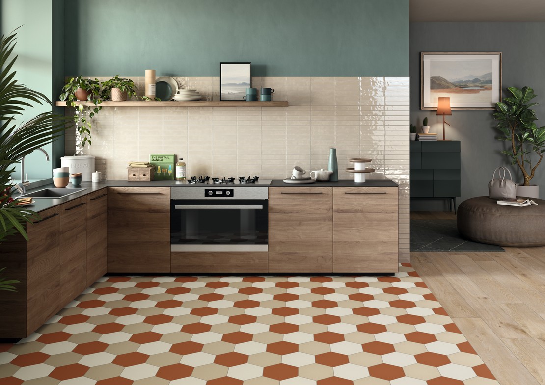 Cuisine d'angle ouverte avec carrelage beige - Inspirations Iperceramica