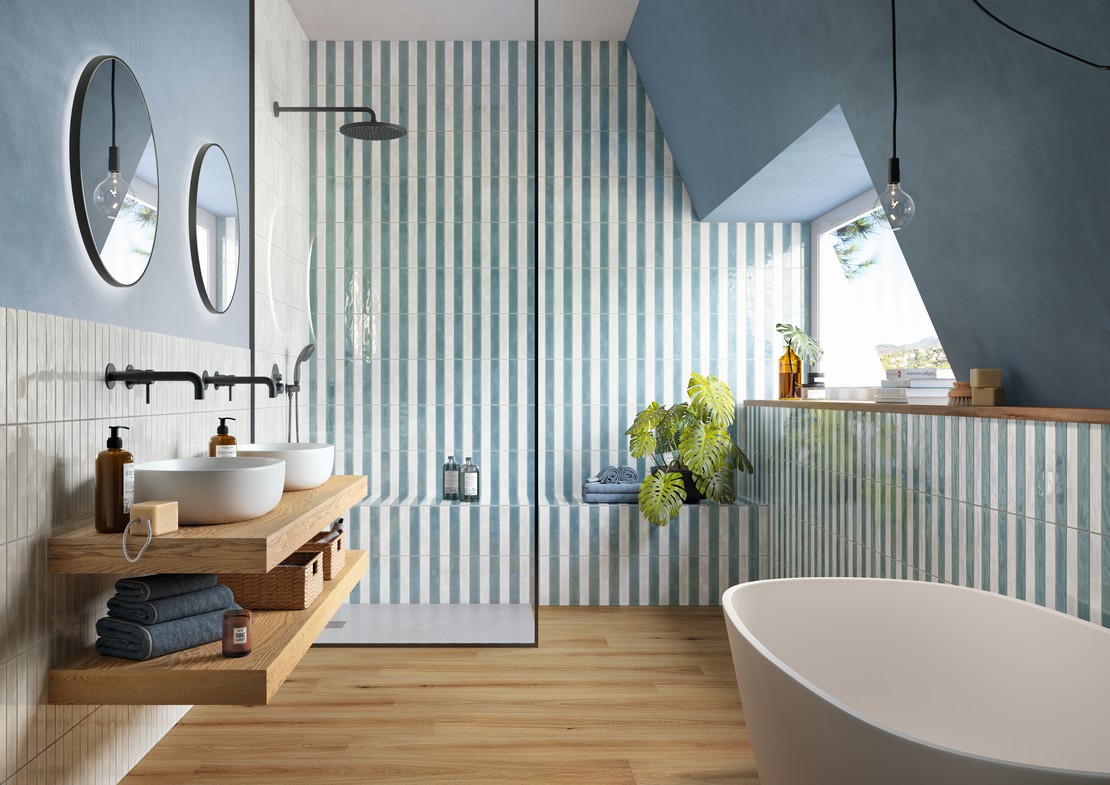 Salle de bains moderne colorée bleu et blanc avec sol effet bois - Inspirations Iperceramica