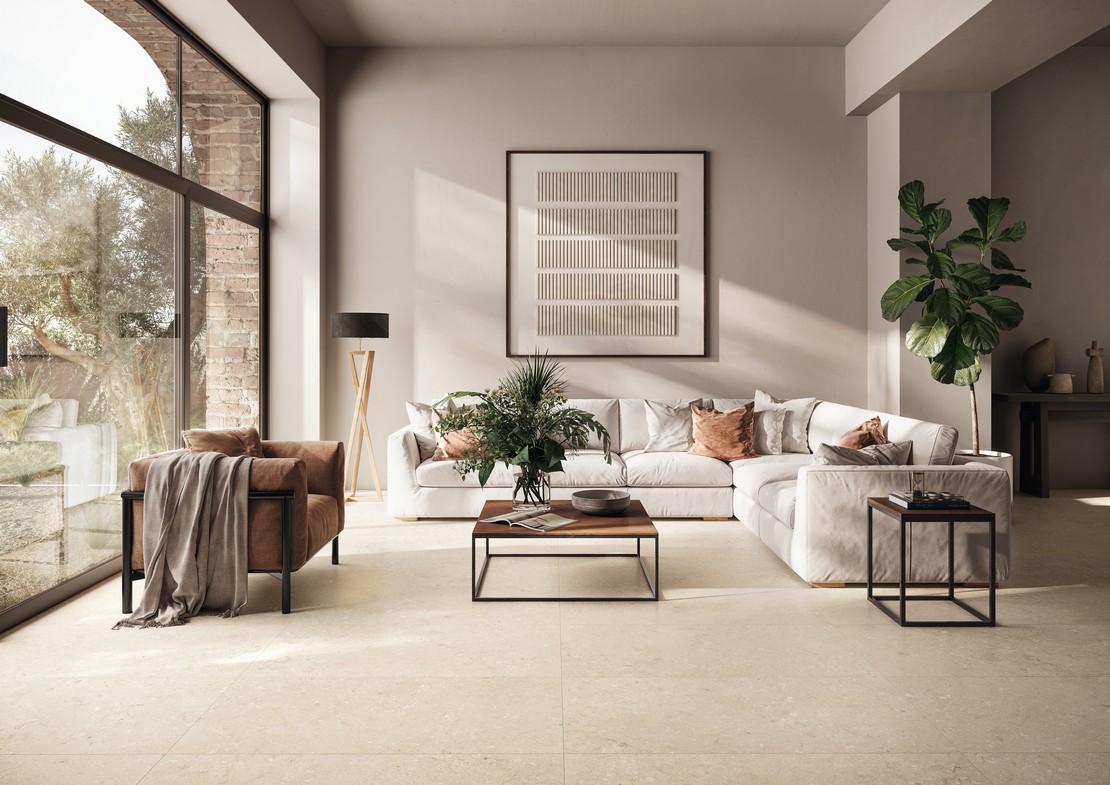 Modernes, elegantes und minimalistisches Wohnzimmer mit beigem Boden in Steinoptik  - Inspirationen Iperceramica