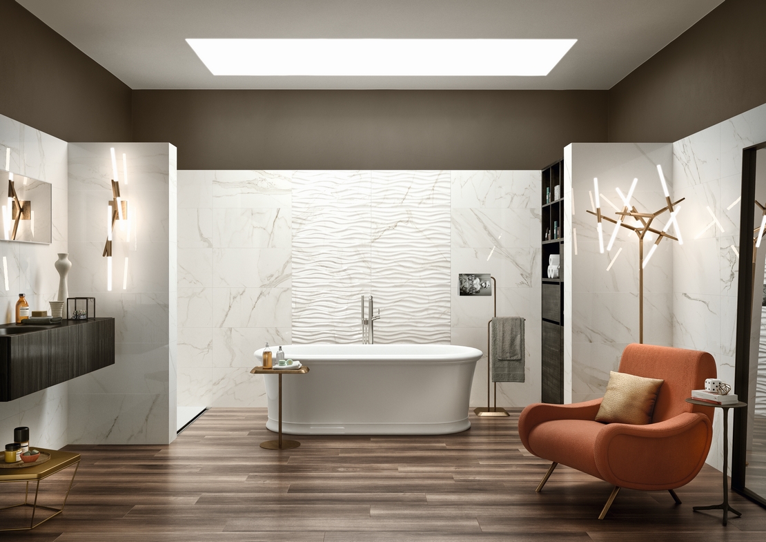 Progettare una parete a tutta altezza con piastrelle effetto marmo e legno.  Tante idee di design