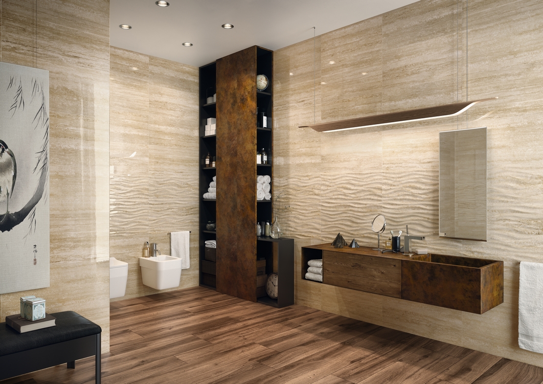Luxuriöses, modernes Badezimmer. Klassischer Raum: Dusche, Holzoptik und Beige glänzender Marmor - Inspirationen Iperceramica