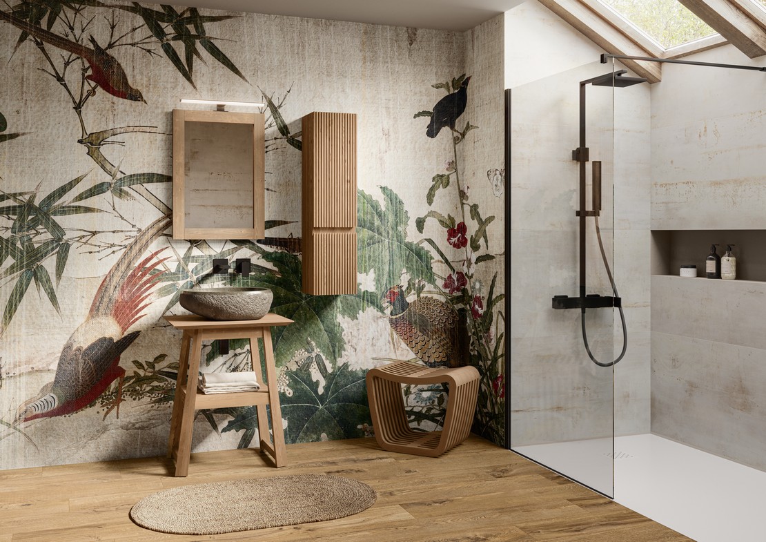 Salle de bains moderne avec douche et papier peint - Inspirations Iperceramica