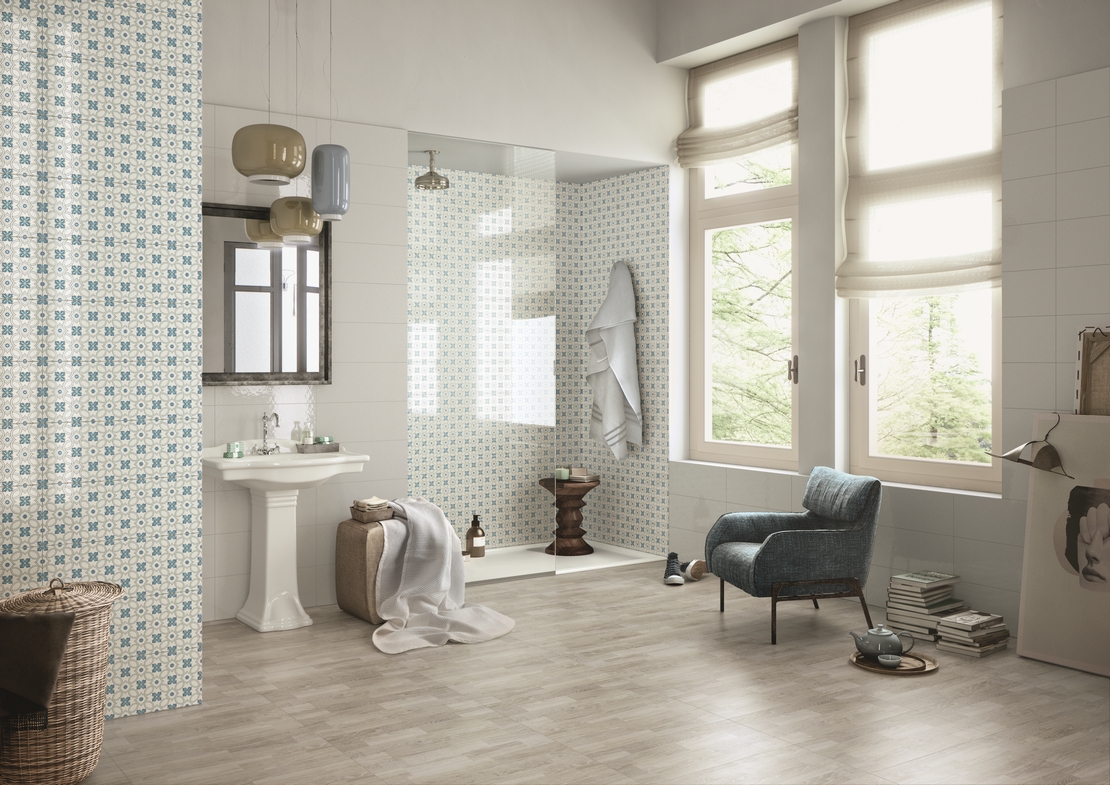 Klassisches luxuriöses Badezimmer mit Dusche. Holzoptik, weiße und blaue Dekorationen, Vintage Touch - Inspirationen Iperceramica