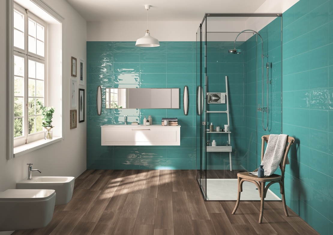 Bagno moderno con doccia. Effetto legno scuro, pareti blu petrolio, gusto vintage - Ambienti Iperceramica