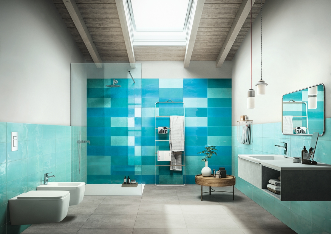 Bagno moderno con doccia. Effetto cemento grigio, pareti blu petrolio e verde acqua - Ambienti Iperceramica
