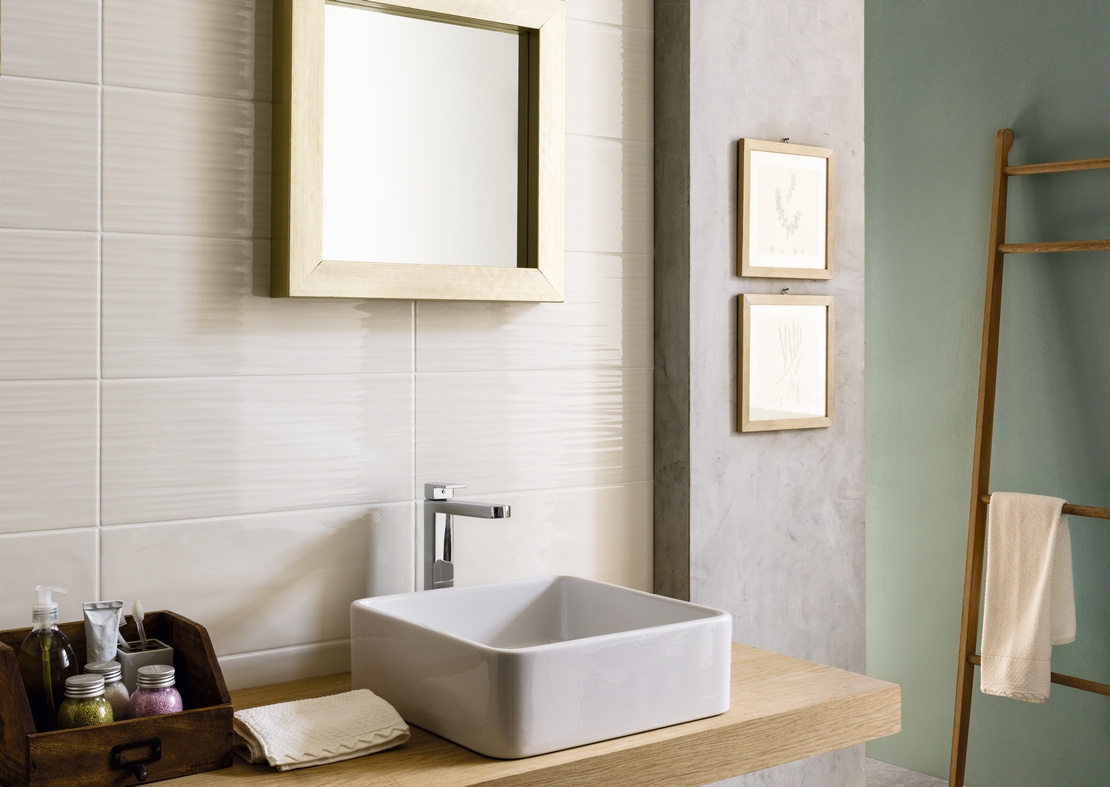 Salle de bains classique, style rustique. Mur blanc brillant, avec un motif vague tridimensionnel. - Inspirations Iperceramica