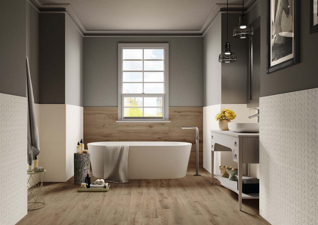 Bagno moderno dai toni beige con pavimento in gres effetto legno - Ambienti Iperceramica