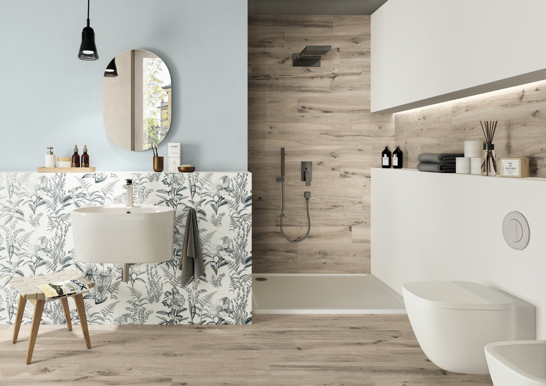 Bagno moderno con doccia, pavimento effetto legno e rivestimento effetto carta da parati - Ambienti Iperceramica