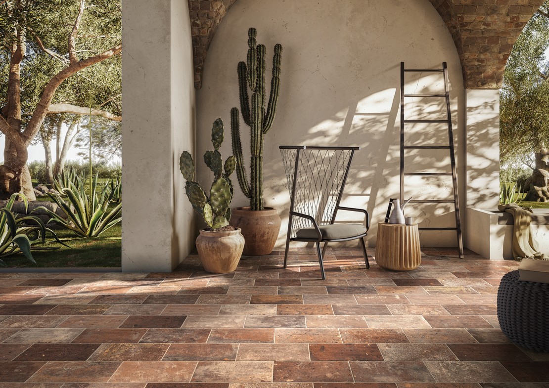 Patio au style traditionnel avec sol imitation terre cuite - Inspirations Iperceramica