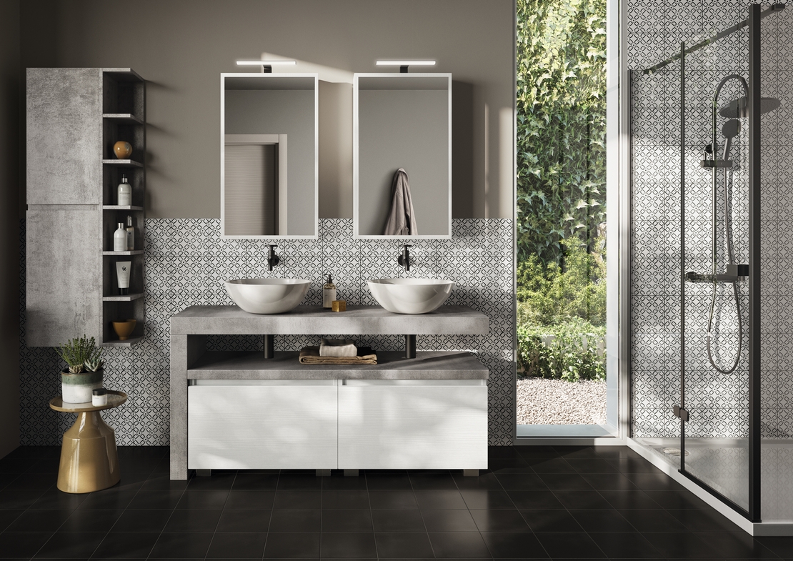 Salle de bains moderne avec douche. Motif vintage à fleurs blanches et noires, touches de gris. - Inspirations Iperceramica