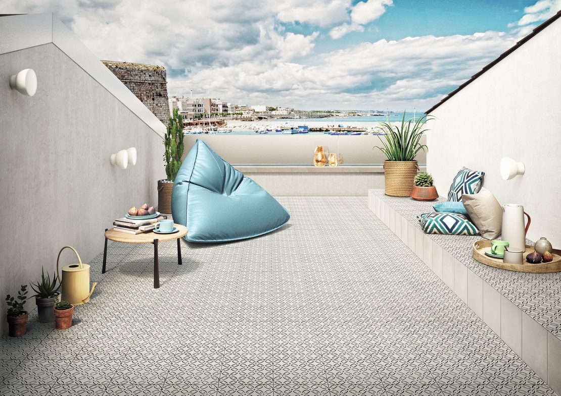 Terrazzo moderno, pavimento in gres effetto maiolica decorata, toni del bianco e nero - Ambienti Iperceramica