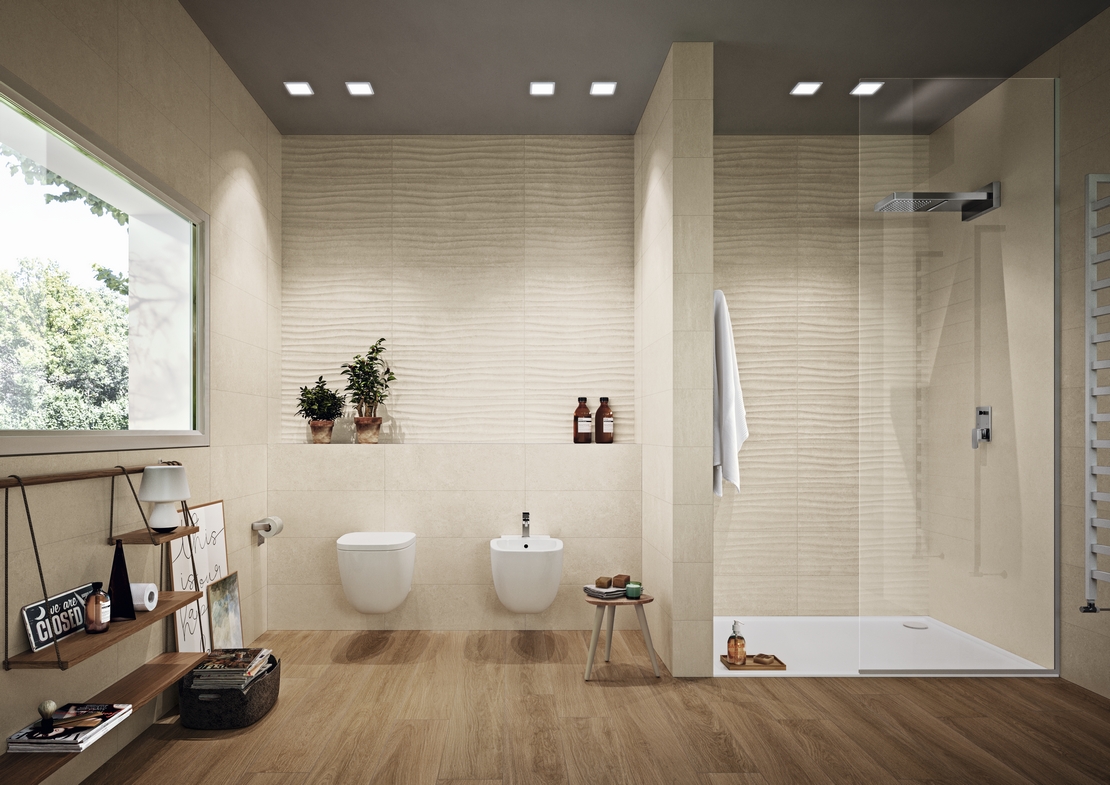 Bagno moderno con doccia. Effetto legno scuro e pietra beige: classico e di lusso - Ambienti Iperceramica