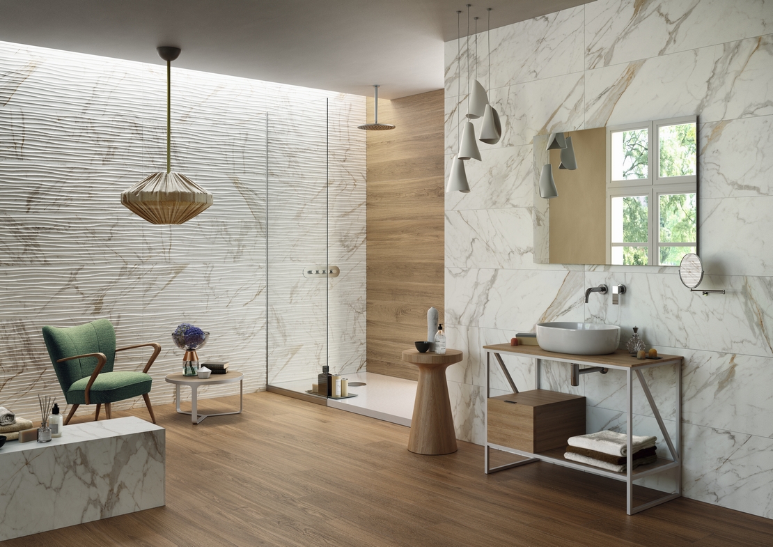 Bagno moderno con doccia. Effetto legno scuro e marmo calacatta: classico e di lusso - Ambienti Iperceramica
