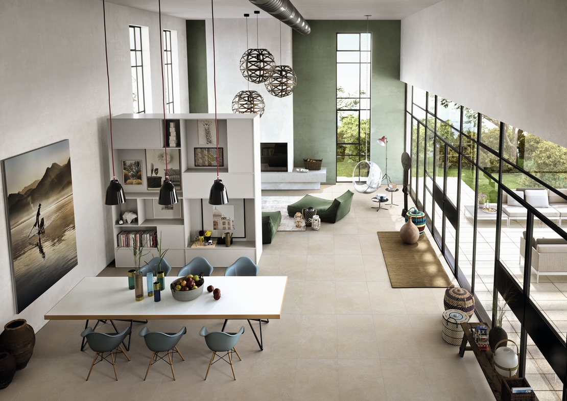Soggiorno moderno, pavimento gres effetto pietra, toni del beige e verde per un loft elegante - Ambienti Iperceramica