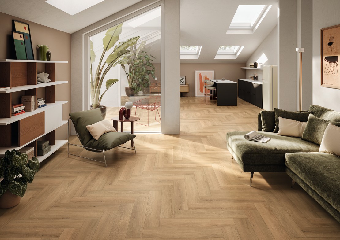 Séjour élégant et moderne open space avec sol pvc effet bois chevron beige - Inspirations Iperceramica