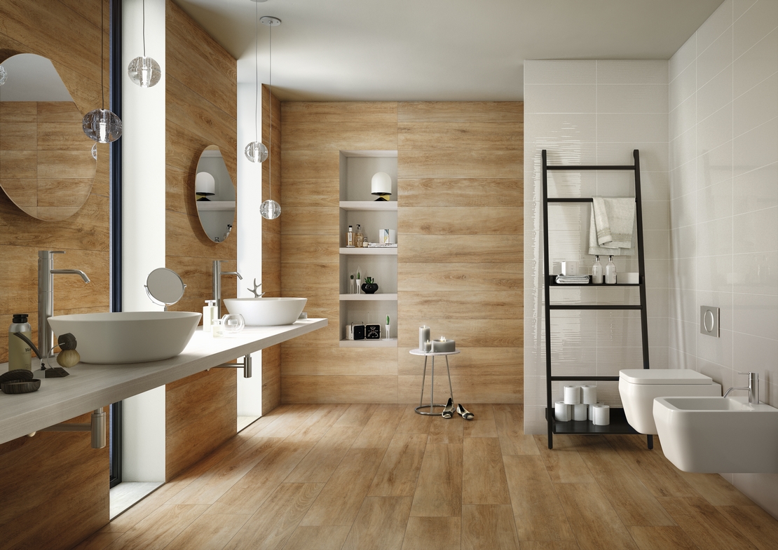Modernes Badezimmer mit Dusche. Beige Holzoptik und weiße Verkleidung: Rustikal und luxuriös - Inspirationen Iperceramica