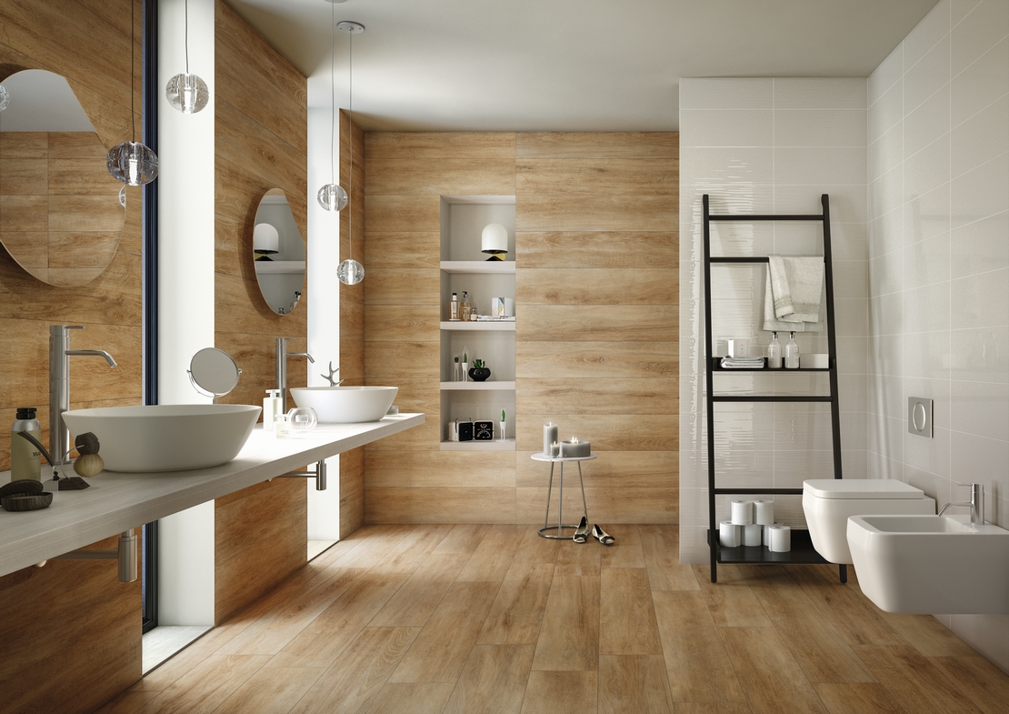 Modernes Badezimmer mit Dusche. Beige Holzoptik und weiße Verkleidung: Rustikal und luxuriös - Inspirationen Iperceramica