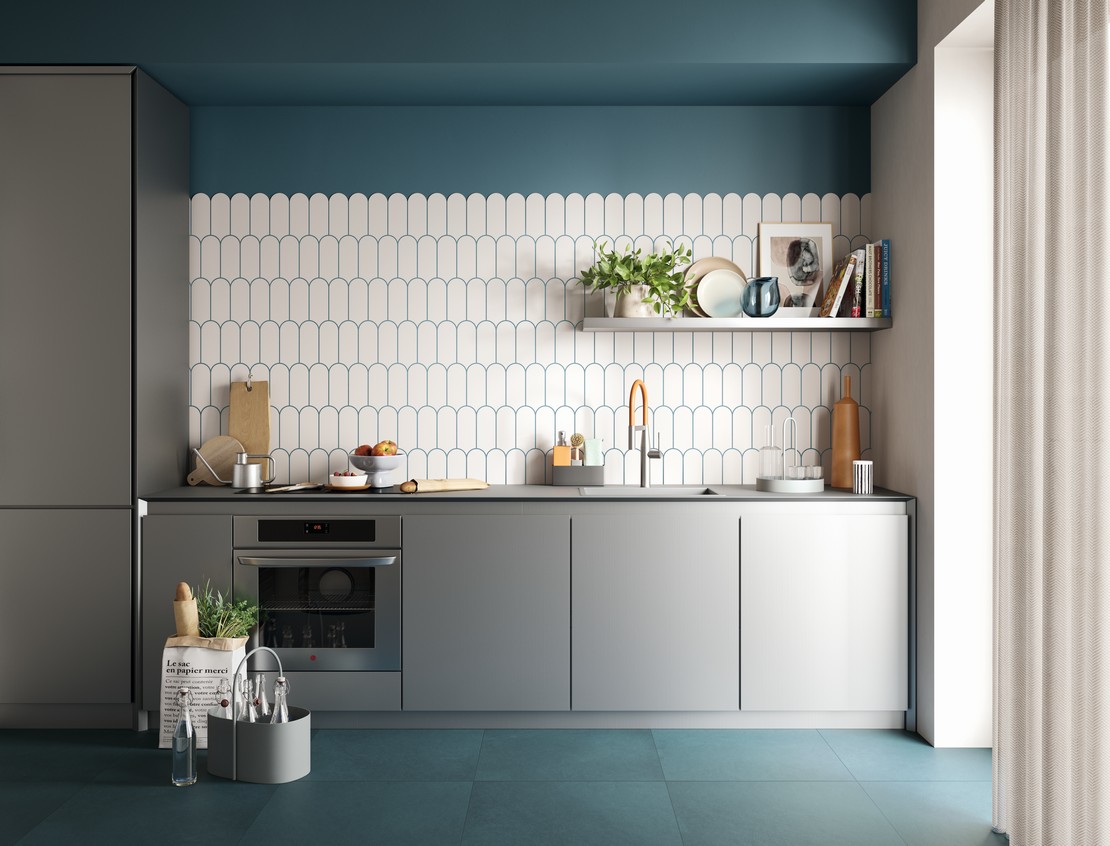 Cuisine colorée style industriel avec carrelage blanc et joint bleu - Inspirations Iperceramica