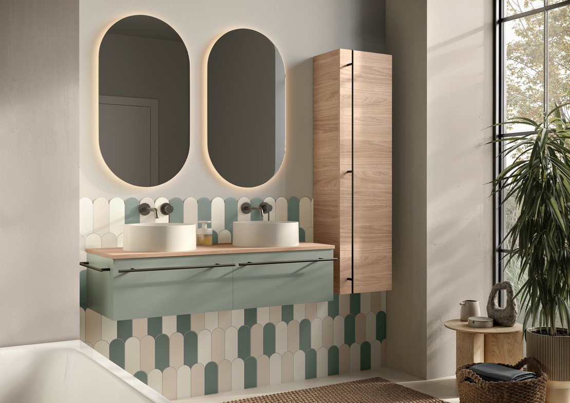 Salle de bains moderne avec baignoire colorée, dans les tons vert, blanc et beige - Inspirations Iperceramica