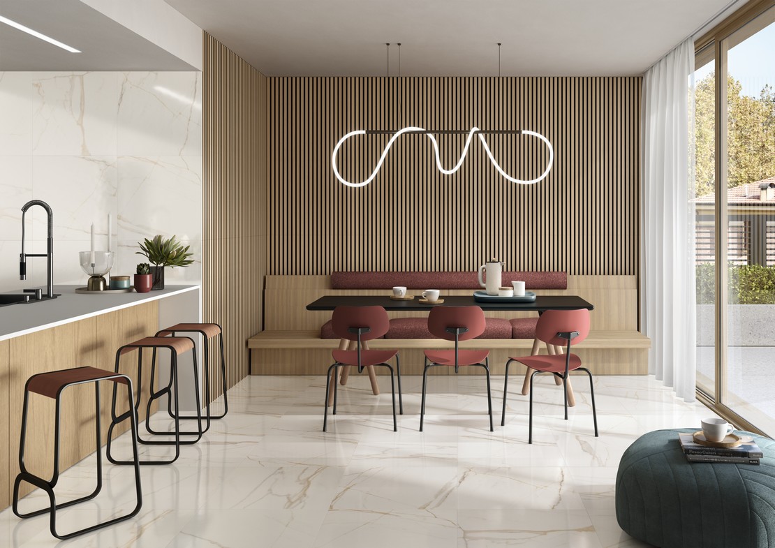 Moderne luxuriöse lineare Küche mit Boden in Marmoroptik und Wandverkleidung aus Holz - Inspirationen Iperceramica
