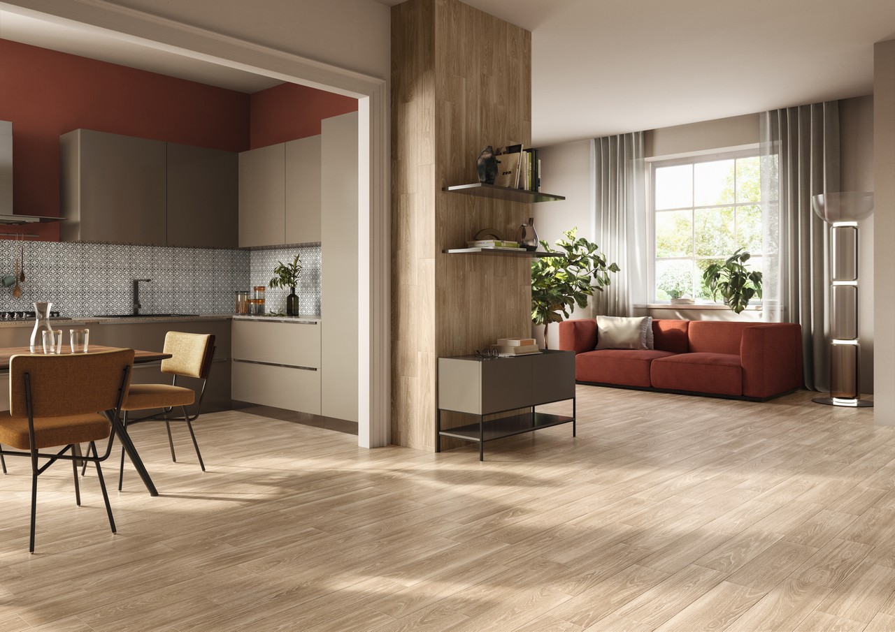 Soggiorno elegante open space con pavimento effetto legno beige e pareti dai toni caldi - Ambienti Iperceramica